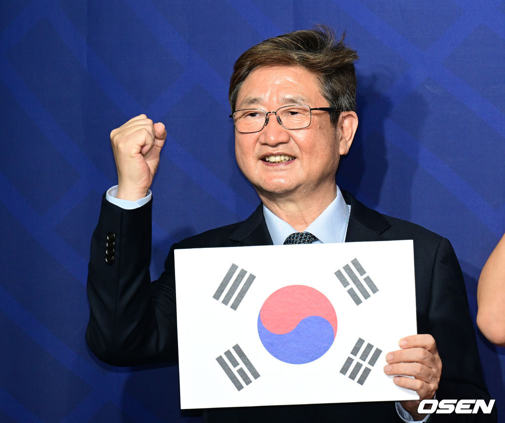 2일 오전 서울 종로구 축구회관에서 2023 AFC 아시안컵 대한민국 유치 알림대사 발대식이 열렸다.박보균 문화체육관광부 장관이 기념촬영을 하고 있다. 2022.09.02 /sunday@osen.co.kr