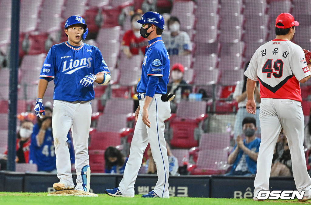 1일 광주-기아 챔피언스필드에서 ‘2022 신한은행 SOL KBO리그’ KIA 타이거즈와 삼성 라이온즈의 경기가 열렸다. 삼성 라이온즈 조민성이 6회 데뷔 첫 안타를 치고 기록 공을 가진 KIA 타이거즈 김유신을 바라보고 있다. 2022.09.01 / foto0307@osen.co.kr