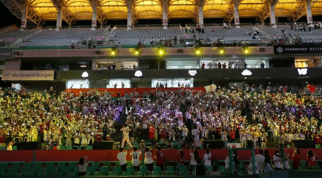 2일 인천SSG랜더스필드 관중석에서는 NC전이 끝나고 '불금 파티'가 열렸다. / SSG 제공