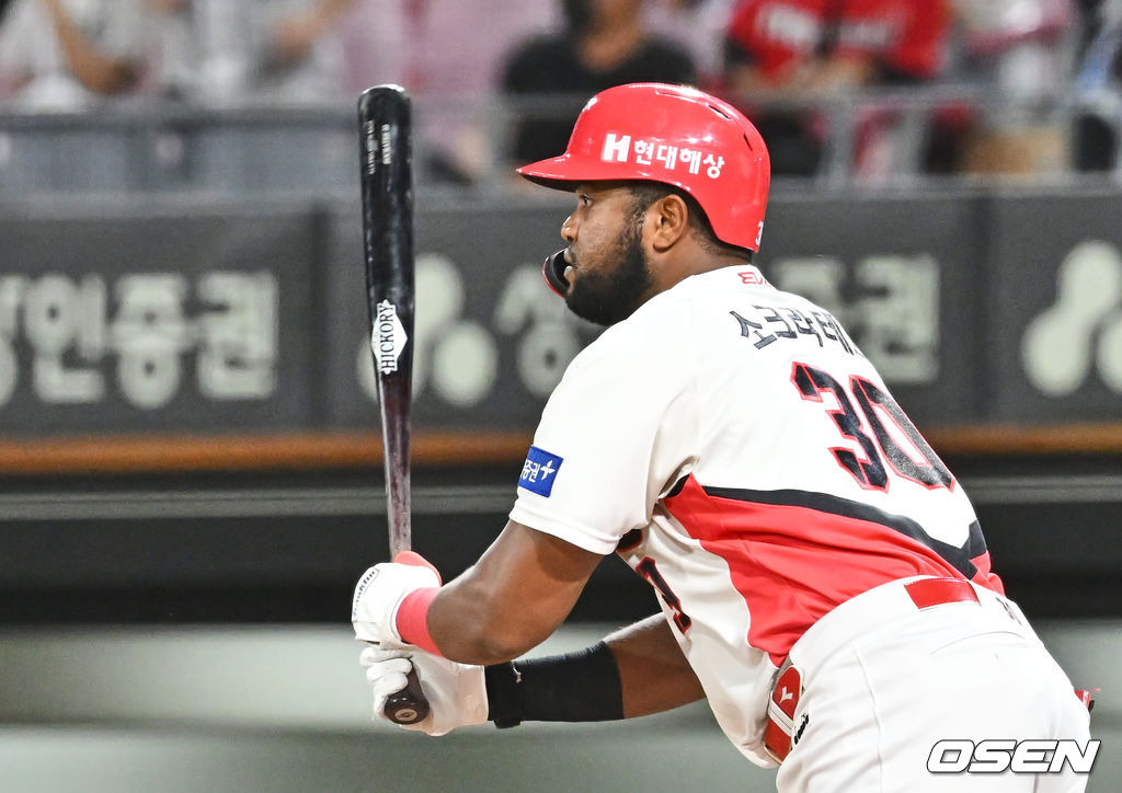 2일 광주-기아 챔피언스필드에서 ‘2022 신한은행 SOL KBO리그’ KIA 타이거즈와 삼성 라이온즈의 경기가 열렸다. KIA 타이거즈 소크라테스가 3회말 2사 만루 역전 2타점 적시타를 치고 세리머니를 하고 있다. 2022.09.02 / foto0307@osen.co.kr