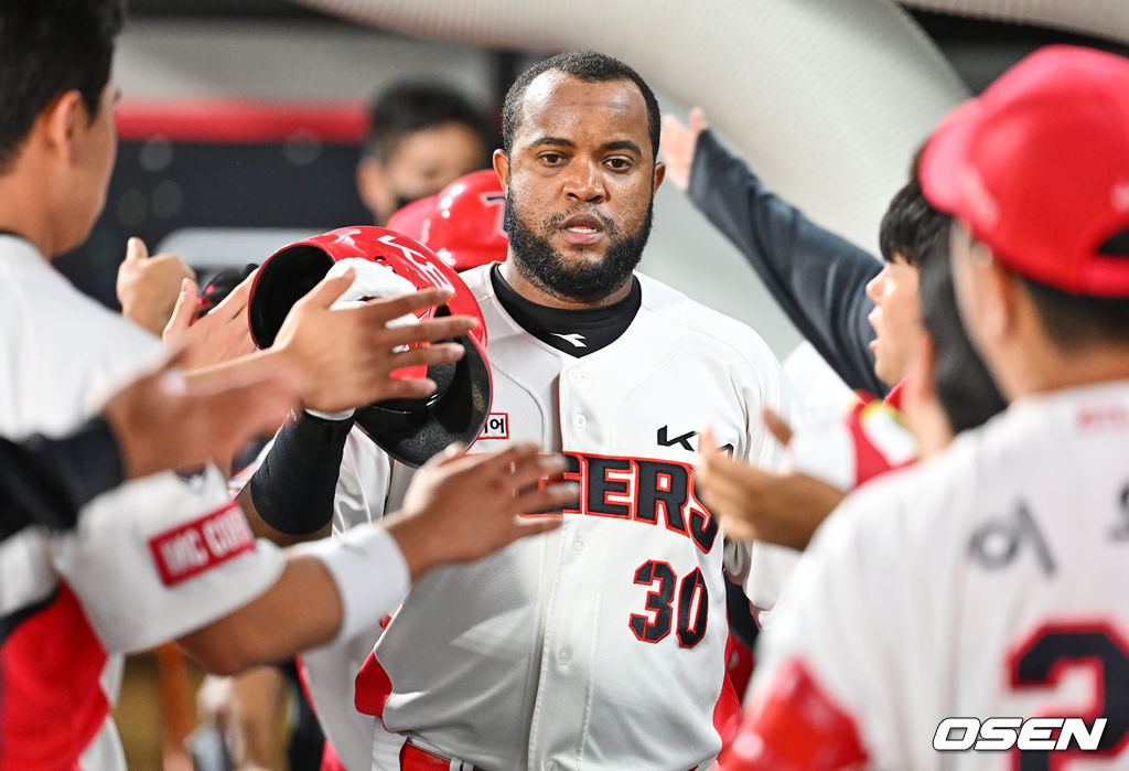 2일 광주-기아 챔피언스필드에서 ‘2022 신한은행 SOL KBO리그’ KIA 타이거즈와 삼성 라이온즈의 경기가 열렸다. KIA 타이거즈 소크라테스가 7회말 박동원의 2타점 적시타 때 득점을 올리고 하이파이브를 하고 있다. 2022.09.02 / foto0307@osen.co.kr