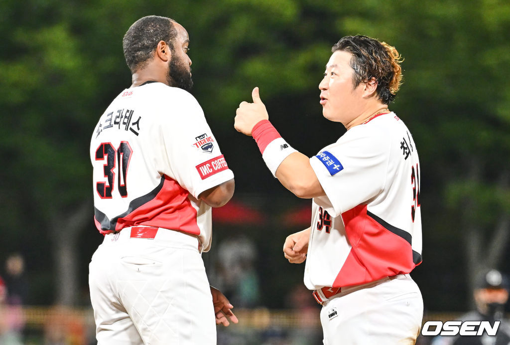 2일 광주-기아 챔피언스필드에서 ‘2022 신한은행 SOL KBO리그’ KIA 타이거즈와 삼성 라이온즈의 경기가 열렸다. KIA 타이거즈 최형우가 3회말 2사 만루 역전 2타점 적시타를 친 소크라테스에게 엄지척을 하고 있다. 2022.09.02 / foto0307@osen.co.kr