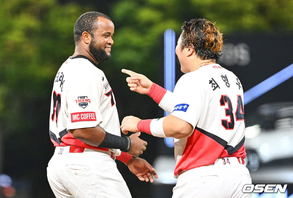 2일 광주-기아 챔피언스필드에서 ‘2022 신한은행 SOL KBO리그’ KIA 타이거즈와 삼성 라이온즈의 경기가 열렸다. KIA 타이거즈 최형우가 3회말 2사 만루 역전 2타점 적시타를 친 소크라테스에게 칭찬을 하고 있다. 2022.09.02 / foto0307@osen.co.kr