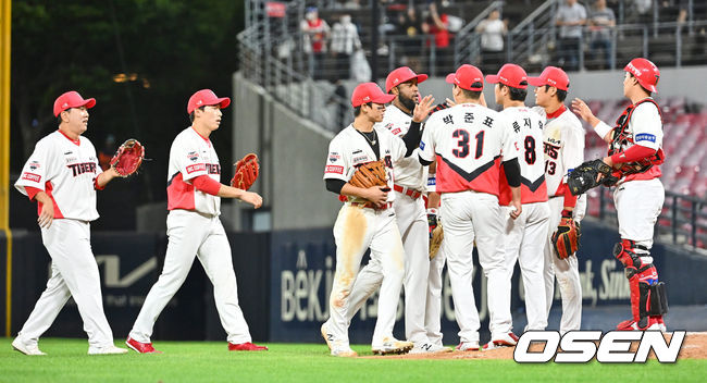 KIA 타이거즈 선수들이 삼성 라이온즈에 8-3으로 승리한 후 기쁨을 나누고 있다. 2022.09.02 / foto0307@osen.co.kr