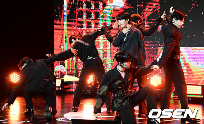 원어스가 ‘세임 센트’ 무대를 선보이고 있다. 2022.09.05 /jpnews@osen.co.kr
