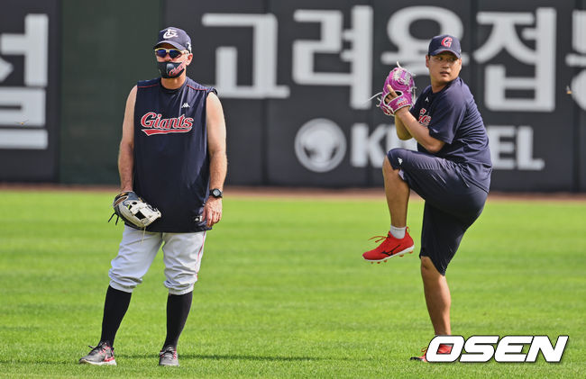 롯데 투수 나균안(오른쪽)이 서튼 감독 옆에서 훈련을 하고 있다. /OSEN DB