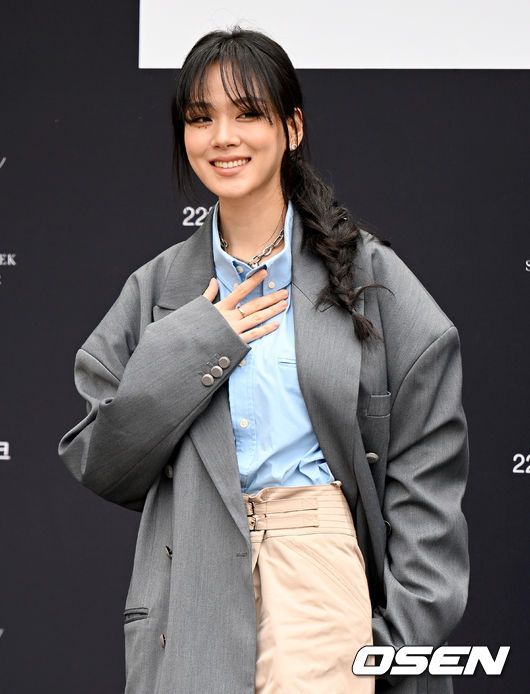 18일 서울 종로구 안국동 서울공예박물관에서  '2022 F/W 서울패션위크-본봄(BONBOM)' 포토월 행사가 열렸다.'서울패션위크'는 코로나19 확산 이후 약 3년 만에 현장 패션쇼로 열렸다. 행사는 18일부터 오는 23일까지 현장 패션쇼를 포함해 온·오프라인으로 진행된다. 가수 비비가 취재진을 향해 포즈를 취하고 있다. 2022.03.18 /ksl0919@osen.co.kr