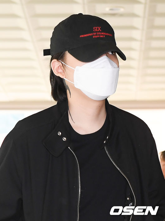 장제원 미래통합당 의원의 아들이자 래퍼인 노엘(20·본명 장용준)이 음주 교통사고를 내고 운전자를 바꿔치기한 혐의로 기소된 가운데, 2차 공판이 진행됐다.<br /><br />서울서부지법 형사11단독 권경선 판사의 심리로 노엘의 음주운전 및 운전자 바꿔치기 혐의를 받고 있는 노엘에 대한 두 번째 공판기일<br /><br />노엘은 지난해 9월7일 오전 서울 마포구의 한 도로에서 술에 취한 상태로 차를 몰다가 오토바이를 추돌한 사고를 낸 뒤 지인 A씨에게 대신 운전했다고 경찰에 허위 진술하도록 부탁한 혐의 및 A씨가 사고를 낸 것으로 해 허위 보험사고 접수를 해서 보험처리를 시도한 혐의를 받고 있다. 사고 당시 노엘의 혈중알코올농도는 0.12%로 면허취소 수준이었다.<br /><br />노엘이 출석하고 있다. /   soul1014@osen.co.kr<br />