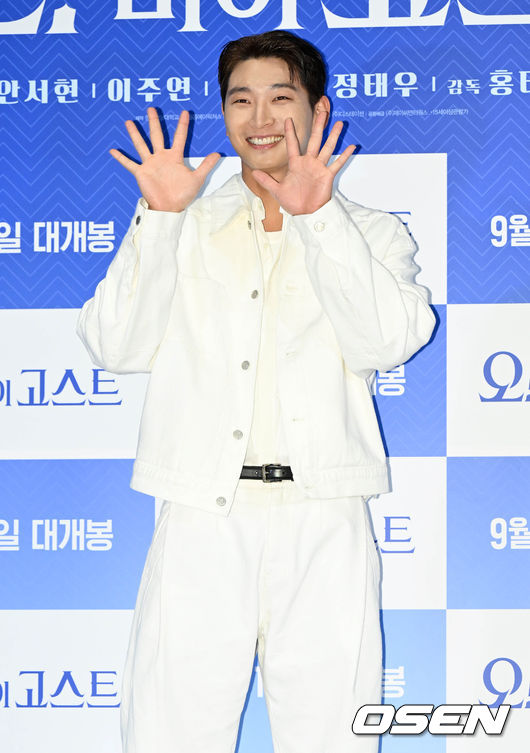 7일 오후 서울 광진구 롯데시네마 건대입구에서 영화 ‘오! 마이 고스트(감독 홍태선)’ 언론시사회가 열렸다. 15일 개봉하는 영화 '오! 마이 고스트'는 귀신 보는 스펙의 신입 FD 태민(정진운)과 갈 곳 없는 붙박이 귀신 콩이가 스튜디오 사수를 위해 미스터리한 사건에 맞서 벌이는 코미디 영화다. 배우 정진운이 포즈를 취하고 있다. 2022.09.07 /cej@osen.co.kr
