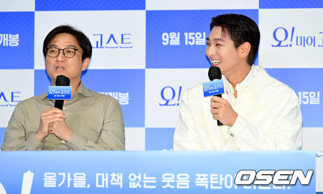 7일 오후 서울 광진구 롯데시네마 건대입구에서 영화 ‘오! 마이 고스트(감독 홍태선)’ 언론시사회가 열렸다. 15일 개봉하는 영화 '오! 마이 고스트'는 귀신 보는 스펙의 신입 FD 태민(정진운)과 갈 곳 없는 붙박이 귀신 콩이가 스튜디오 사수를 위해 미스터리한 사건에 맞서 벌이는 코미디 영화다. 배우 정진운이 홍태선 감독에게 질문을 하고 있다. 2022.09.07 /cej@osen.co.kr