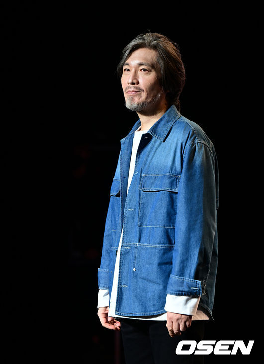 7일 오후 서울 청담동 일지아트홀에서 임재범 정규 7집 'SEVEN,(세븐 콤마)'의 3막 '기억을 정리하며...' 미디어 쇼케이스가 열렸다.<br /><br />임재범이 포토타임을 하고 있다. 2022.09.07 /jpnews@osen.co.kr