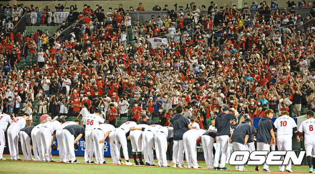 롯데 자이언츠 자이언츠 선수들이 KIA 타이거즈에 6-3으로 승리한 후 팬들에게 인사를 하고 있다. 2022.09.06 / foto0307@osen.co.kr