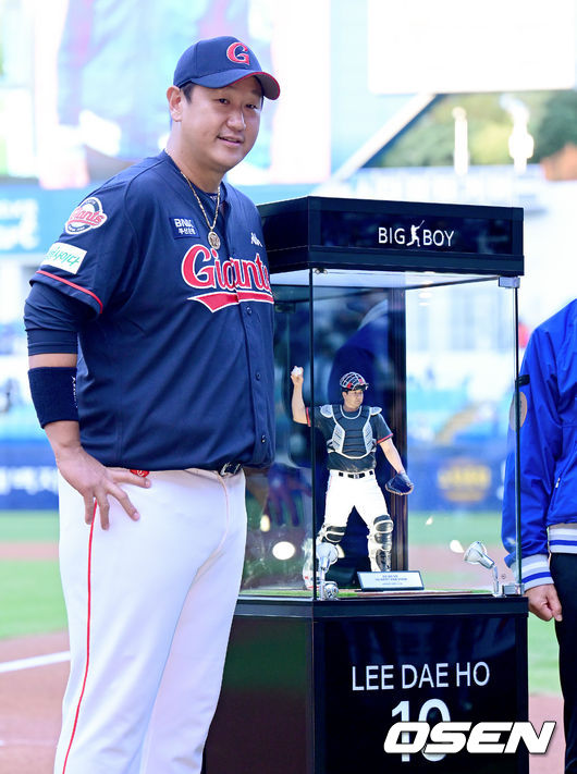 8일 오후 대구 삼성 라이온즈파크에서 ‘2022 신한은행 SOL KBO리그’ 삼성 라이온즈와 롯데 자이언츠의 경기가 열렸다.경기에 앞서 롯데 이대호가 은퇴투어 행사에서 기념 피규어와 함께 기념촬영을 하고 있다. 2022.09.08 /ksl0919@osen.co.kr