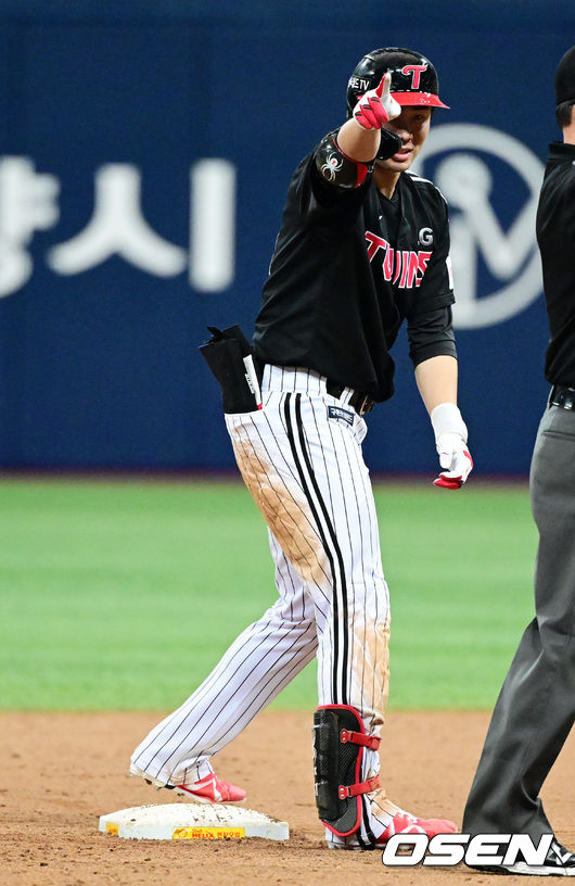 9일 오후 서울 고척스카이돔에서 ‘2022 신한은행 SOL KBO리그’ 키움 히어로즈와 LG 트윈스의 경기가 열렸다.9회초 2사 2루에서 LG 홍창기가 1타점 적시 2루타를 날리며 기뻐하고 있다. 2022.09.09 /jpnews@osen.co.kr