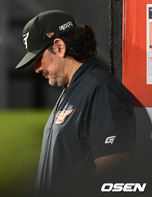 한화 수베로 감독이 생각에 잠겨 있다. 2022.09.07 /ksl0919@osen.co.kr