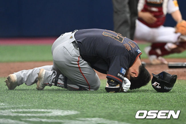 한화  김인환이 투수 김재웅의 투구에 팔꿈치를 맞은 뒤 고통스러워 하고 있다. 2022.07.01 /ksl0919@osen.co.kr