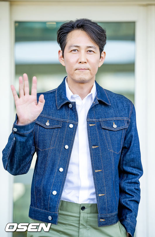 배우 이정재가 출국장으로 이동하고 있다. 2022.09.08 / rumi@osen.co.kr
