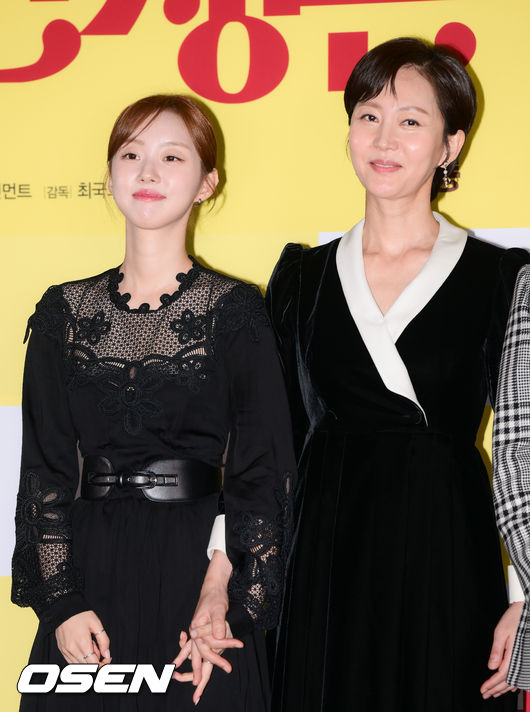 염정아가 박세완의 손을 잡고 포즈를 취하고 있다. 2022.09.13 / soul1014@osen.co.kr