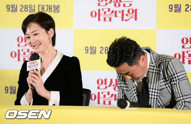 배우 염정아가 류승룡에게 고마움을 말하고 있다. 2022.09.13 / soul1014@osen.co.kr