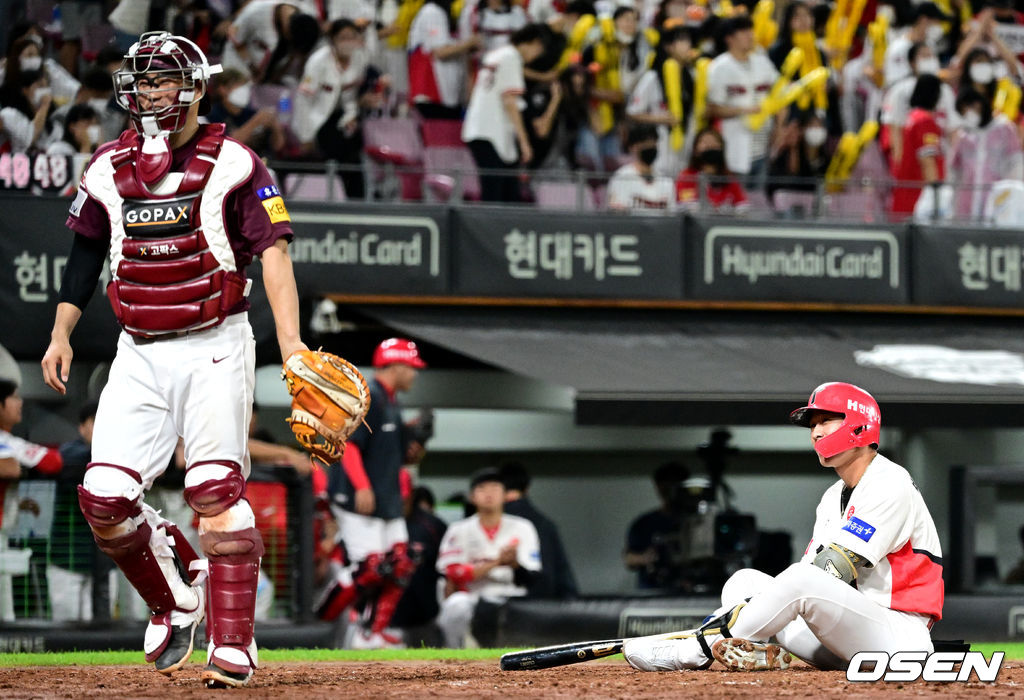 5회말 2사 1루 상황 KIA 박찬호가 키움 선발 안우진과 14구 승부 끝에 삼진으로 물러났다. 허탈한 웃음을 짓는 박찬호와 더그아웃으로 향하며 미소짓는 포수 이지영. 2022.09.13 / dreamer@osen.co.kr