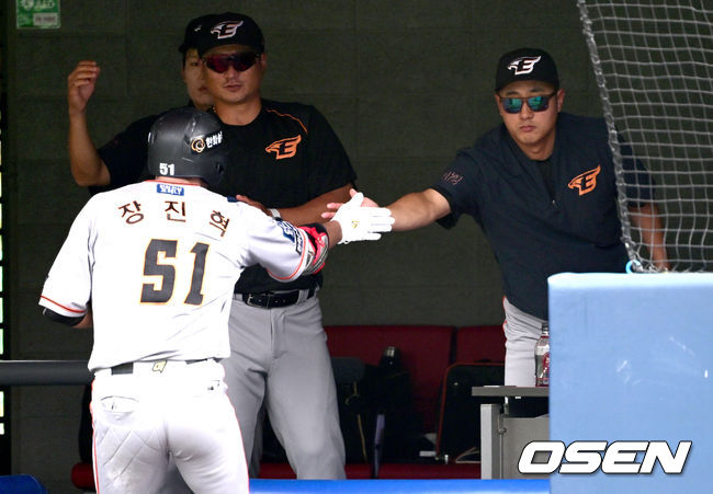 14일 오후 전남 함평기아챌린저스필드에서 ‘2022 KBO 퓨처스리그’ KIA 타이거즈와 한화 이글스의 경기가 열렸다.4회초 1사 주자없는 상황 한화 장진혁이 달아나는 우측 솔로포를 날리고 홈을 밟은 뒤 최원호 감독과 인사를 나누고 있다. 2022.09.14 / dreamer@osen.co.kr