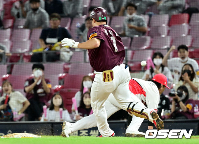 14일 광주-기아 챔피언스필드에서 '2022 신한은행 SOL KBO 리그' KIA 타이거즈와 키움 히어로즈의 경기가 열렸다. 8회초 무사 1루 상황 키움 김웅빈의 번트 때 KIA 선발 놀린의 송구 실책으로 KIA 김선빈이 포구에 실패하고 있다. 2022.09.14 / dreamer@osen.co.kr