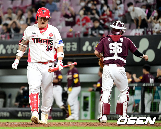 14일 광주-기아 챔피언스필드에서 '2022 신한은행 SOL KBO 리그' KIA 타이거즈와 키움 히어로즈의 경기가 열렸다.8회말 2사 1, 2루 상황 대타로 나선 KIA 최형우가 삼진으로 물러나고 있다. 2022.09.14 / dreamer@osen.co.kr