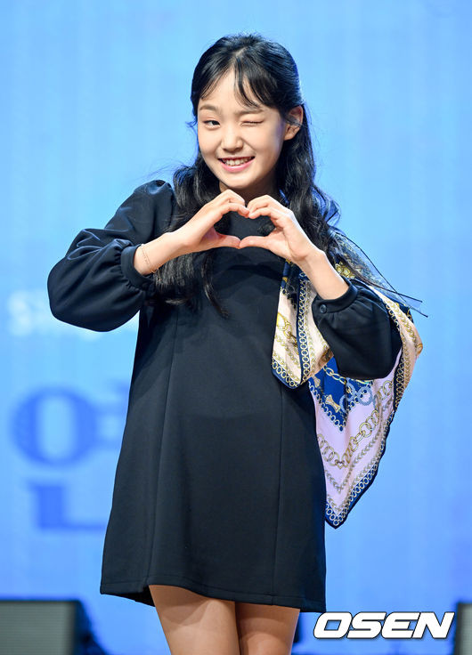 15일 오전 서울 강남구 일지아트홀에서 새 디지털 싱글 '힘내세요!' 발매 기념 쇼케이스가 열렸다.<br /><br />타이틀곡 '수고했어요 오늘도'는 각자의 자리에서 하루를 열심히 살아내고 있는 대중들에게 김태연이 건네는 안부와 따뜻한 위로를 담은 트로트 곡이다.<br /><br />가수 김태연이 포즈를 취하고 있다. 2022.09.15 /cej@osen.co.kr<br />