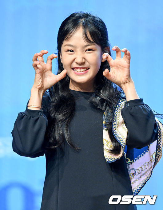 15일 오전 서울 강남구 일지아트홀에서 새 디지털 싱글 '힘내세요!' 발매 기념 쇼케이스가 열렸다.<br /><br />타이틀곡 '수고했어요 오늘도'는 각자의 자리에서 하루를 열심히 살아내고 있는 대중들에게 김태연이 건네는 안부와 따뜻한 위로를 담은 트로트 곡이다.<br /><br />가수 김태연이 포즈를 취하고 있다. 2022.09.15 /cej@osen.co.kr<br />
