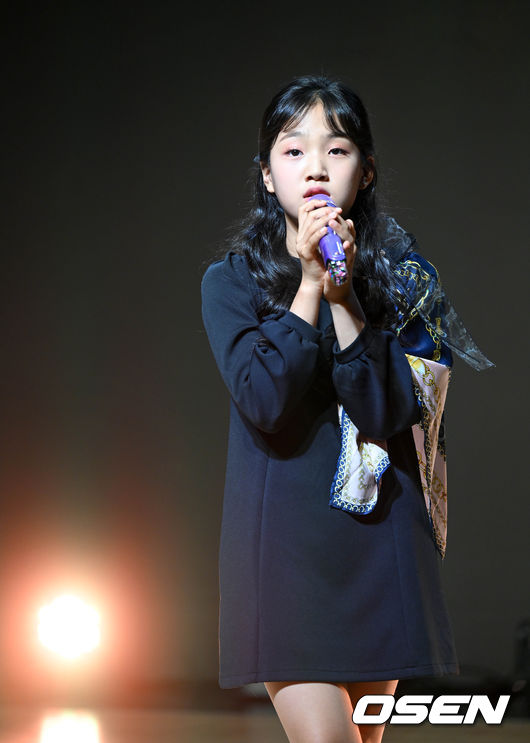 15일 오전 서울 강남구 일지아트홀에서 새 디지털 싱글 '힘내세요!' 발매 기념 쇼케이스가 열렸다.<br /><br />타이틀곡 '수고했어요 오늘도'는 각자의 자리에서 하루를 열심히 살아내고 있는 대중들에게 김태연이 건네는 안부와 따뜻한 위로를 담은 트로트 곡이다.<br /><br />가수 김태연이 멋진 무대를 선보이고 있다. 2022.09.15 /cej@osen.co.kr<br />