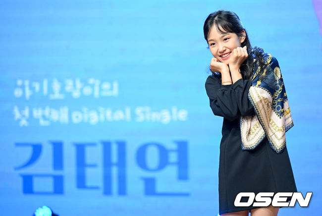 15일 오전 서울 강남구 일지아트홀에서 새 디지털 싱글 '힘내세요!' 발매 기념 쇼케이스가 열렸다.<br /><br />타이틀곡 '수고했어요 오늘도'는 각자의 자리에서 하루를 열심히 살아내고 있는 대중들에게 김태연이 건네는 안부와 따뜻한 위로를 담은 트로트 곡이다.<br /><br />가수 김태연이 포즈를 취하고 있다. 2022.09.15 /cej@osen.co.kr<br />