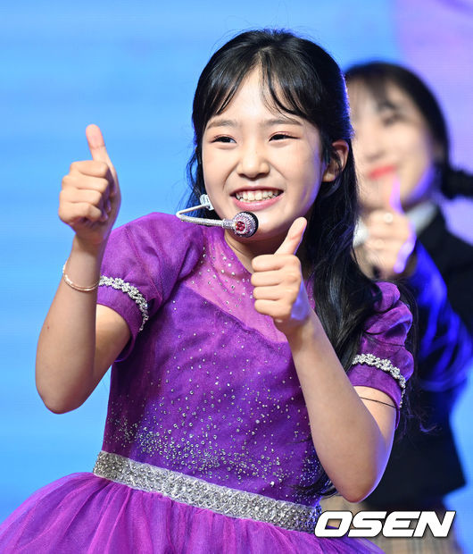 15일 오전 서울 강남구 일지아트홀에서 새 디지털 싱글 '힘내세요!' 발매 기념 쇼케이스가 열렸다.<br /><br />타이틀곡 '수고했어요 오늘도'는 각자의 자리에서 하루를 열심히 살아내고 있는 대중들에게 김태연이 건네는 안부와 따뜻한 위로를 담은 트로트 곡이다.<br /><br />가수 김태연이 멋진 무대를 선보이고 있다. 2022.09.15 /cej@osen.co.kr<br />