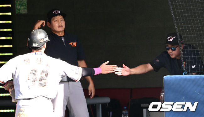 14일 오후 전남 함평기아챌린저스필드에서 ‘2022 KBO 퓨처스리그’ KIA 타이거즈와 한화 이글스의 경기가 열렸다.연장 10회초 1사 만루 상황 한화 이원석의 달아나는 2타점 적시타 때 홈을 밟은 박상언이 최원호 퓨처스 감독과 인사를 나누고 있다. 2022.09.14 / dreamer@osen.co.kr