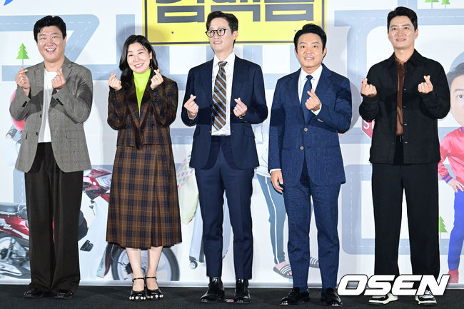 15일 오후 서울 용산구 한강대호 CGV 용산아이파크몰에서 영화 ‘컴백홈’의 언론시사회가 열렸다.  배우 황재열, 라미란, 송새벽, 이범수, 인교진이 포토타임을 갖고 있다. 2022.09.15 /ksl0919@osen.co.kr