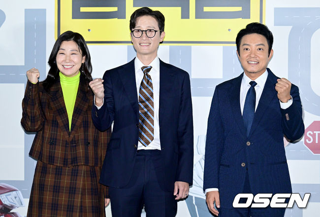 15일 오후 서울 용산구 한강대호 CGV 용산아이파크몰에서 영화 ‘컴백홈’의 언론시사회가 열렸다. 배우 라미란, 송새벽, 이범수가 포토타임을 갖고 있다. 2022.09.15 /ksl0919@osen.co.kr