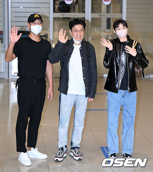 제74회 에미상 시상식에서 드라마 부문 감독상과 남우주연상을 수상한 넷플릭스 한국 시리즈 '오징어게임'의 황동혁 감독과 배우 박해수, 정호연이 15일 오후 인천국제공항을 통해 귀국했다.배우 박해수, 황동혁 감독, 정호연이 취재진을 향해 인사를 하고 있다. 2022.09.15 /sunday@osen.co.kr