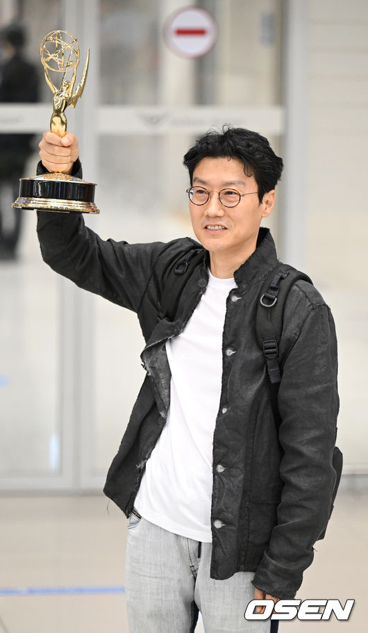제74회 에미상 시상식에서 드라마 부문 감독상과 남우주연상을 수상한 넷플릭스 한국 시리즈 '오징어게임'의 황동혁 감독과 배우 박해수, 정호연이 15일 오후 인천국제공항을 통해 귀국했다.황동혁 감독이 트로피를 들고 포즈를 취하고 있다. 2022.09.15 /sunday@osen.co.kr