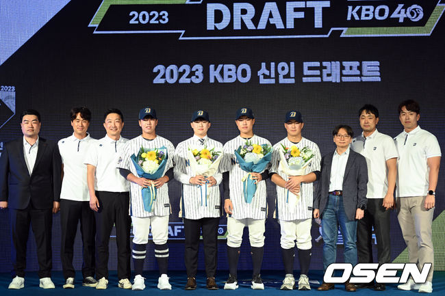 2023 KBO 신인 드래프트가 15일 오후 서울 웨스틴조선호텔 그랜드볼룸에서 열렸다.KBO 신인 드래프트는 1라운드부터 10라운드까지 진행되며 지명 순서는 2021년 팀순위의 역순인 한화 이글스-KIA 타이거즈-롯데 자이언츠-NC 다이노스-SSG 랜더스-키움 히어로즈-LG 트윈스-삼성 라이온즈-두산 베어스-KT 위즈 순으로 지명이 이뤄진다. NC 임선남 단장과 2023 KBO 신인 드래프트에 선발된 NC 선수들이 포즈를 취하고 있다. 2022.09.15 /cej@osen.co.kr