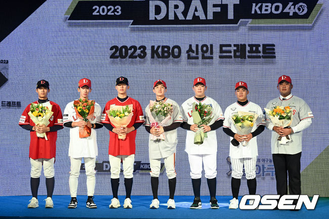 2023 KBO 신인 드래프트가 15일 오후 서울 웨스틴조선호텔 그랜드볼룸에서 열렸다.KBO 신인 드래프트는 1라운드부터 10라운드까지 진행되며 지명 순서는 2021년 팀순위의 역순인 한화 이글스-KIA 타이거즈-롯데 자이언츠-NC 다이노스-SSG 랜더스-키움 히어로즈-LG 트윈스-삼성 라이온즈-두산 베어스-KT 위즈 순으로 지명이 이뤄진다. 2023 KBO 신인 드래프트에 선발된 SSG 선수들이 포즈를 취하고 있다. 2022.09.15 /cej@osen.co.kr