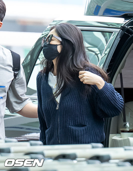 블랙핑크 제니가 선글라스와 마스크를 쓰고 출국장으로 이동하기 위해 하차하고 있다. 2022.09.15 / rumi@osen.co.kr