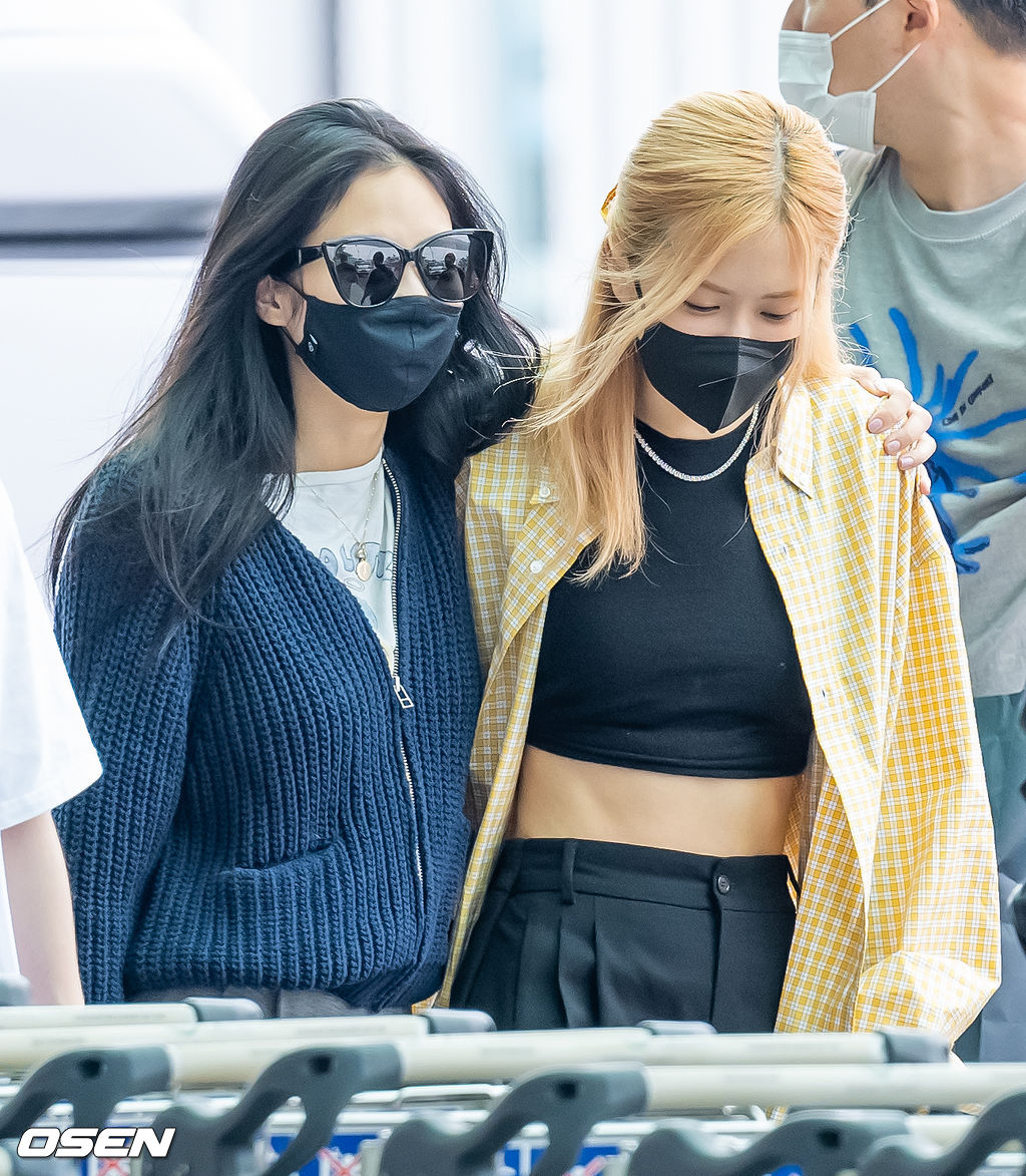 블랙핑크 제니와 로제가 하차한 후 출국장으로 이동하며 어깨동무를 하고 있다. 2022.09.15 / rumi@osen.co.kr