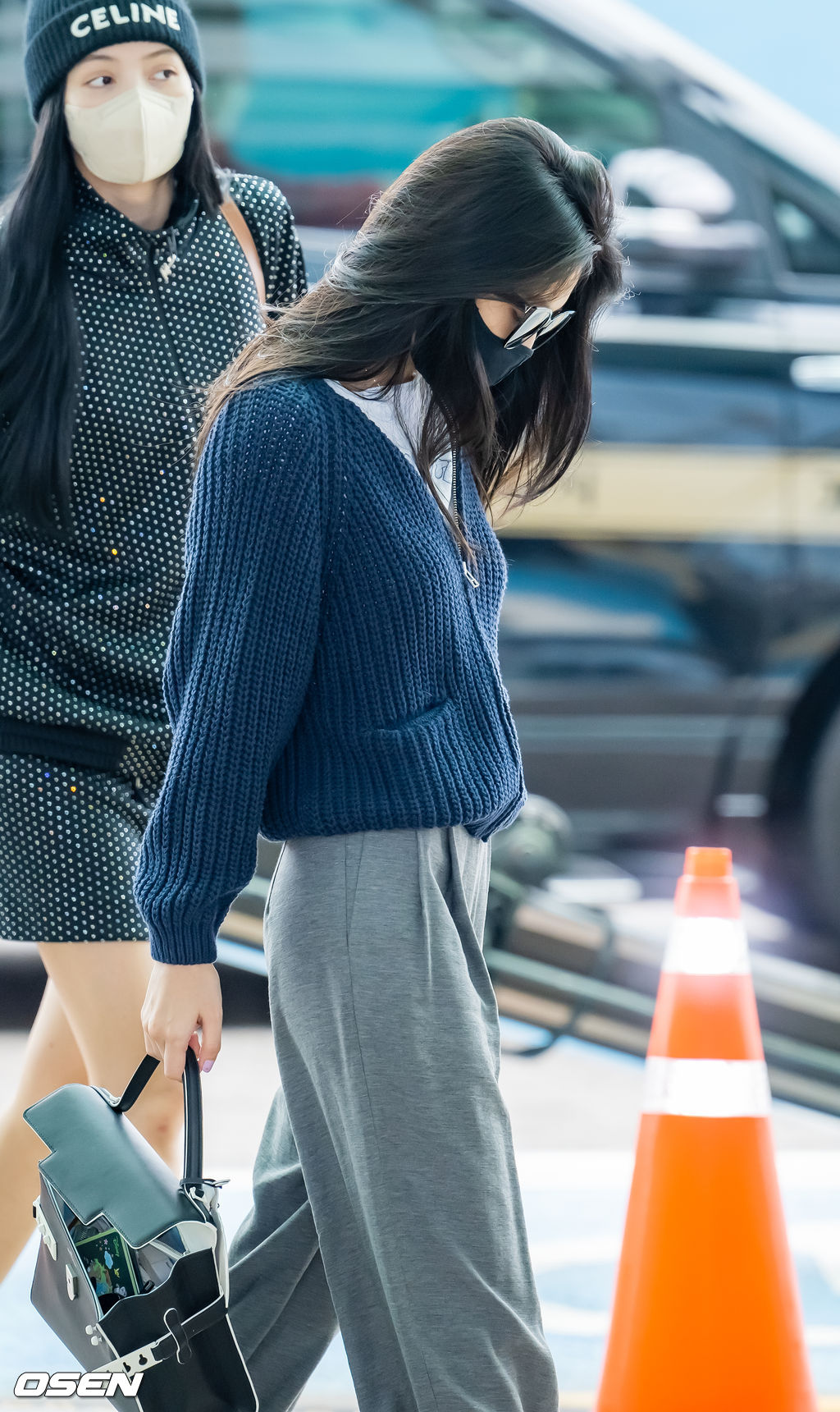 블랙핑크 제니가 고개를 숙이고 출국장으로 이동하고 있다. 2022.09.15 / rumi@osen.co.kr