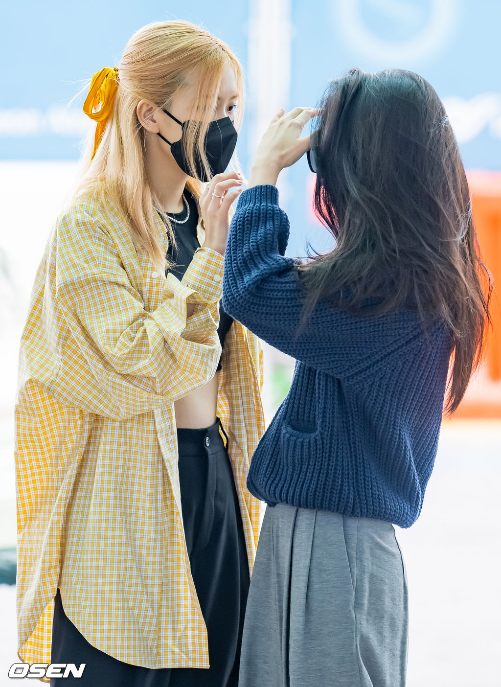 블랙핑크 로제와 제니가 출국장으로 이동하며 얘기를 나누고 있다. 2022.09.15 / rumi@osen.co.kr
