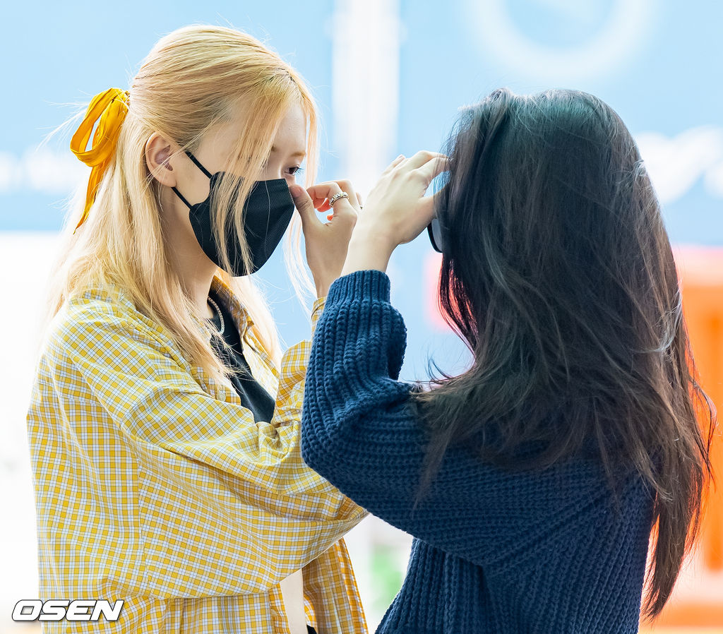 블랙핑크 로제와 제니가 출국장으로 이동하며 얘기를 나누고 있다. 2022.09.15 / rumi@osen.co.kr