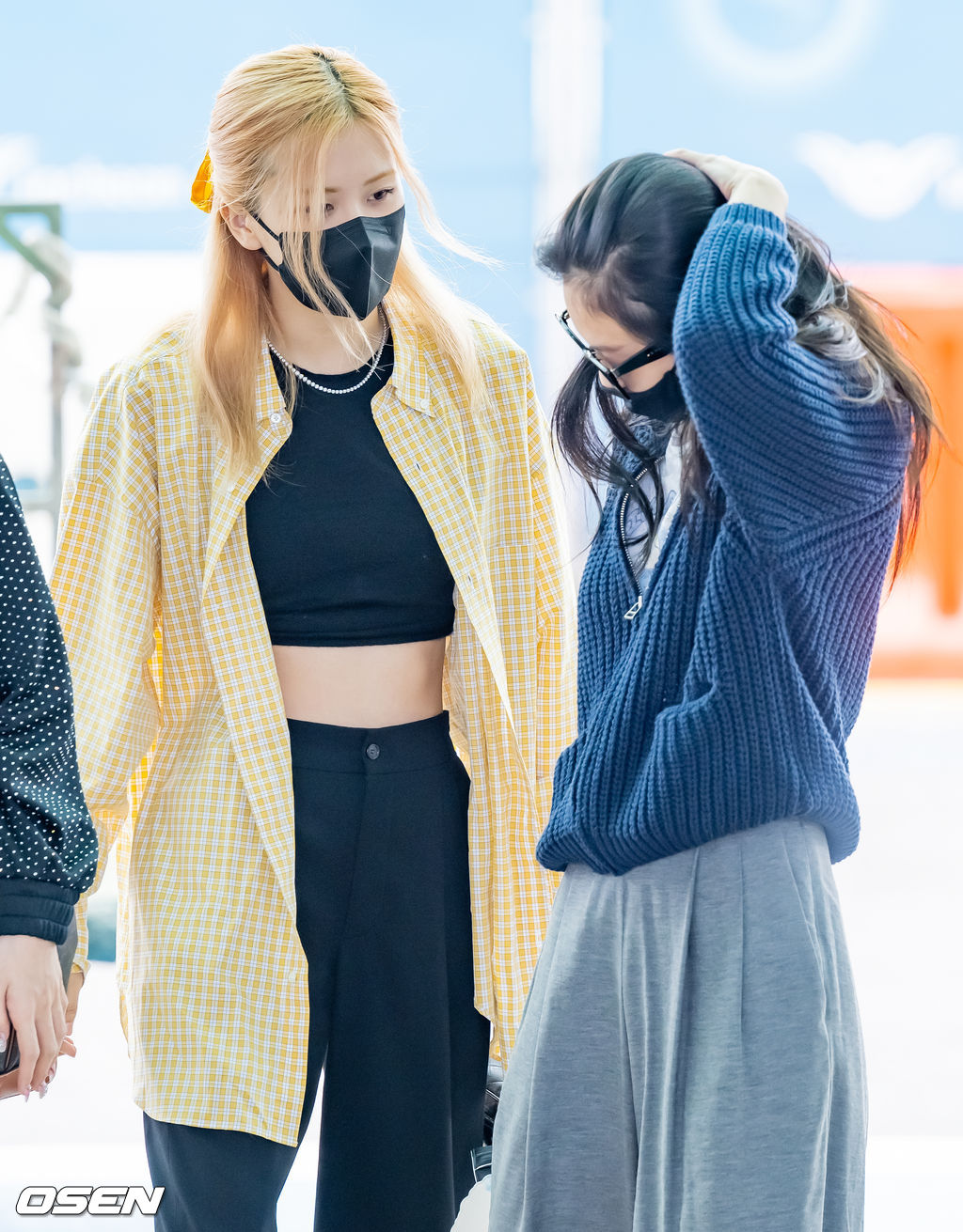 블랙핑크 로제와 제니가 출국장으로 이동하며 얘기를 나누고 있다. 2022.09.15 / rumi@osen.co.kr