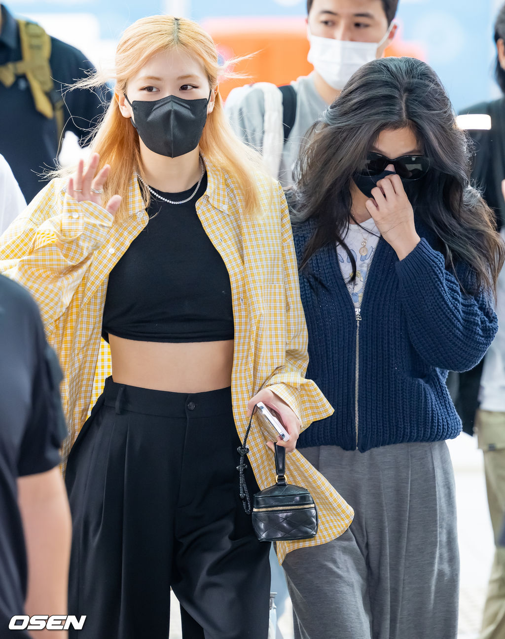 블랙핑크 로제와 제니가 출국장으로 이동하고 있다. 2022.09.15 / rumi@osen.co.kr