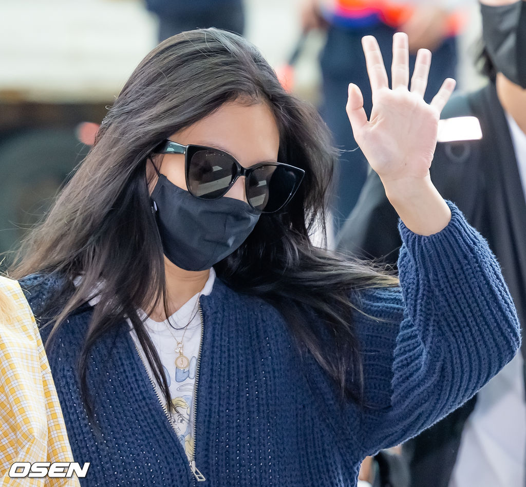 블랙핑크 제니가 출국장으로 이동하며 손인사를 하고 있다. 2022.09.15 / rumi@osen.co.kr