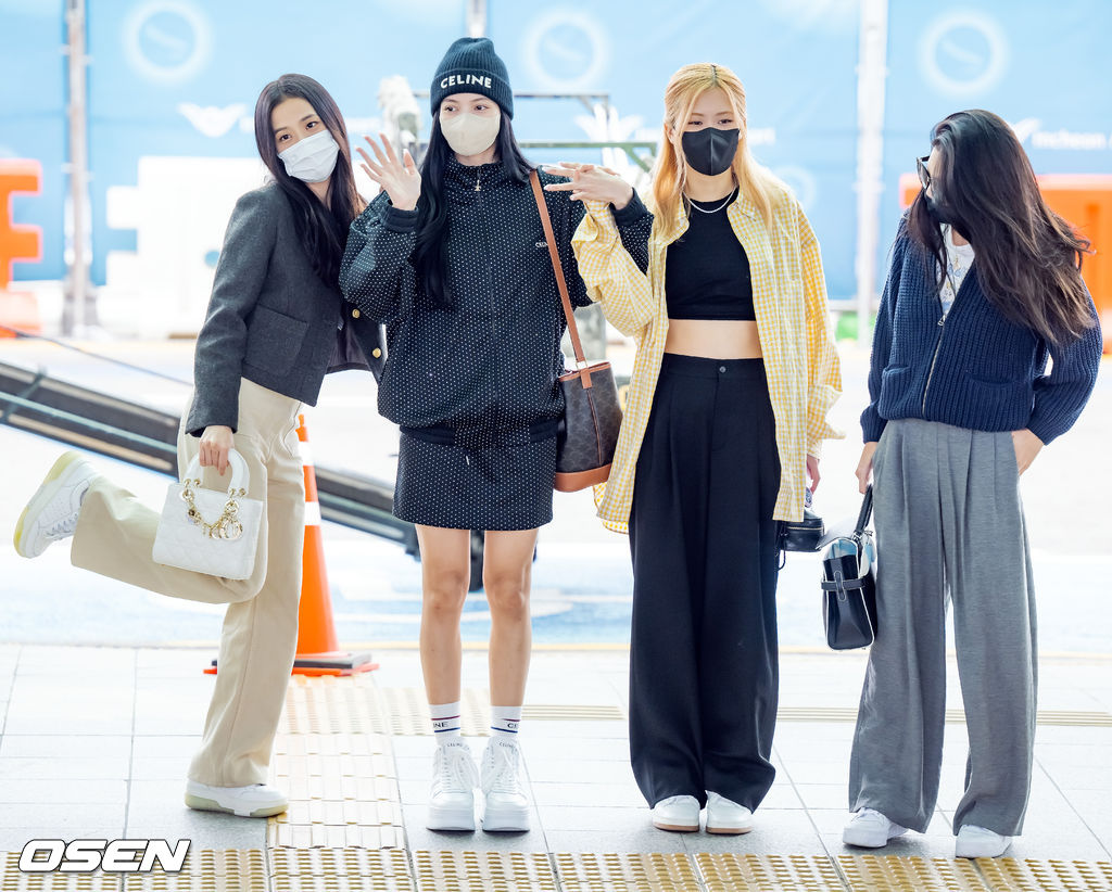 블랙핑크 멤버들이 출국장 앞 횡단보도 앞에서 취재진을 향해 포즈를 취할때 제니가 고개를 돌리고 있다. 2022.09.15 / rumi@osen.co.kr