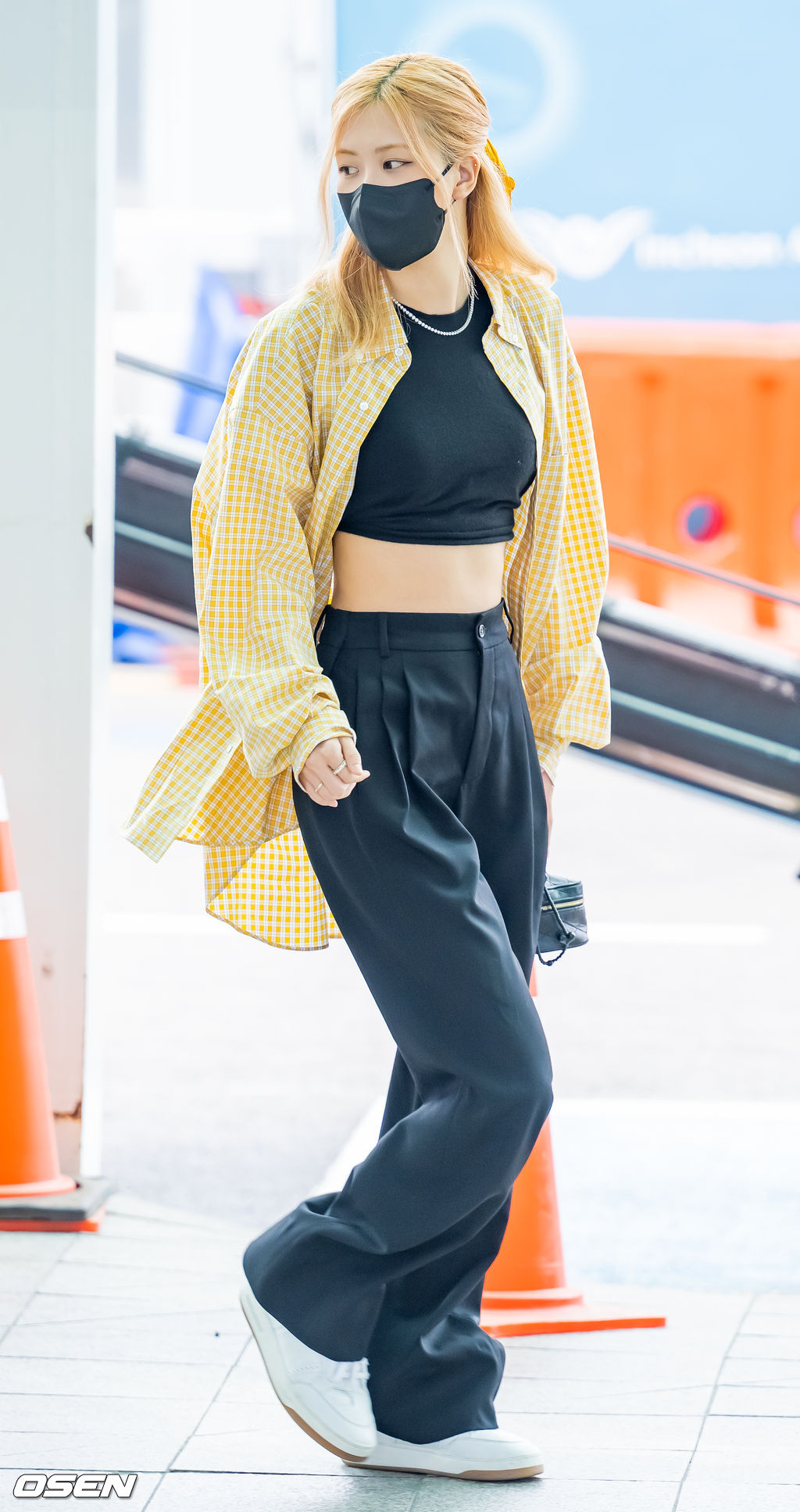 블랙핑크 로제가 출국장으로 이동하고 있다. 2022.09.15 / rumi@osen.co.kr