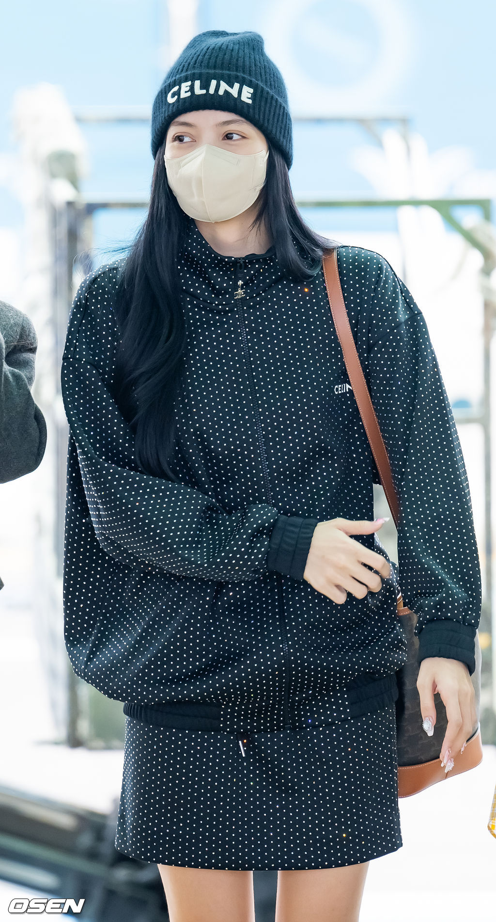 블랙핑크 리사가 출국장으로 이동하고 있다. 2022.09.15 / rumi@osen.co.kr
